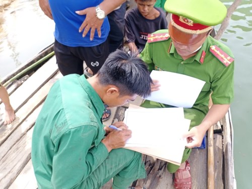 Công an xã Sơn Long, huyện Sơn Tây: Kiểm tra hoạt động lưu thông ghe, thuyền tại bến đò