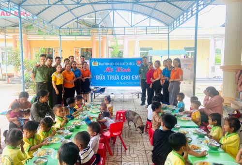 Đoàn Thanh niên Công an huyện Sơn Tây tổ chức các hoạt động Tết Trung thu cho các em học sinh có hoàn cảnh khó khăn