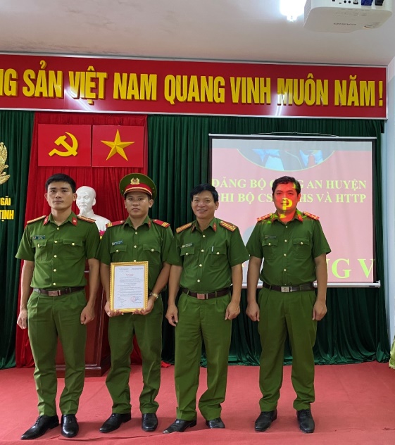 Chi bộ Cảnh sát Thi hành án Hình sự và Hỗ trợ tư pháp, Công an huyện Sơn Tịnh kết nạp Đảng viên