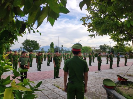 Công an huyện Sơn Tịnh tích cực tham gia tập huấn điều lệnh, quân sự, võ thuật Công an nhân dân năm 2022