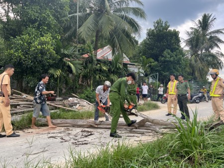 Công an huyện Sơn Tịnh giúp dân khắc phục hậu quả cơn bão số 4