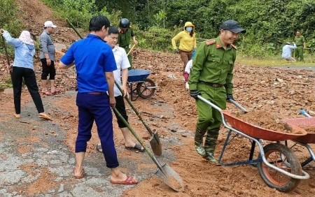 Sơn Tây: Giúp dân khắc phục hậu quả sau mưa lớn