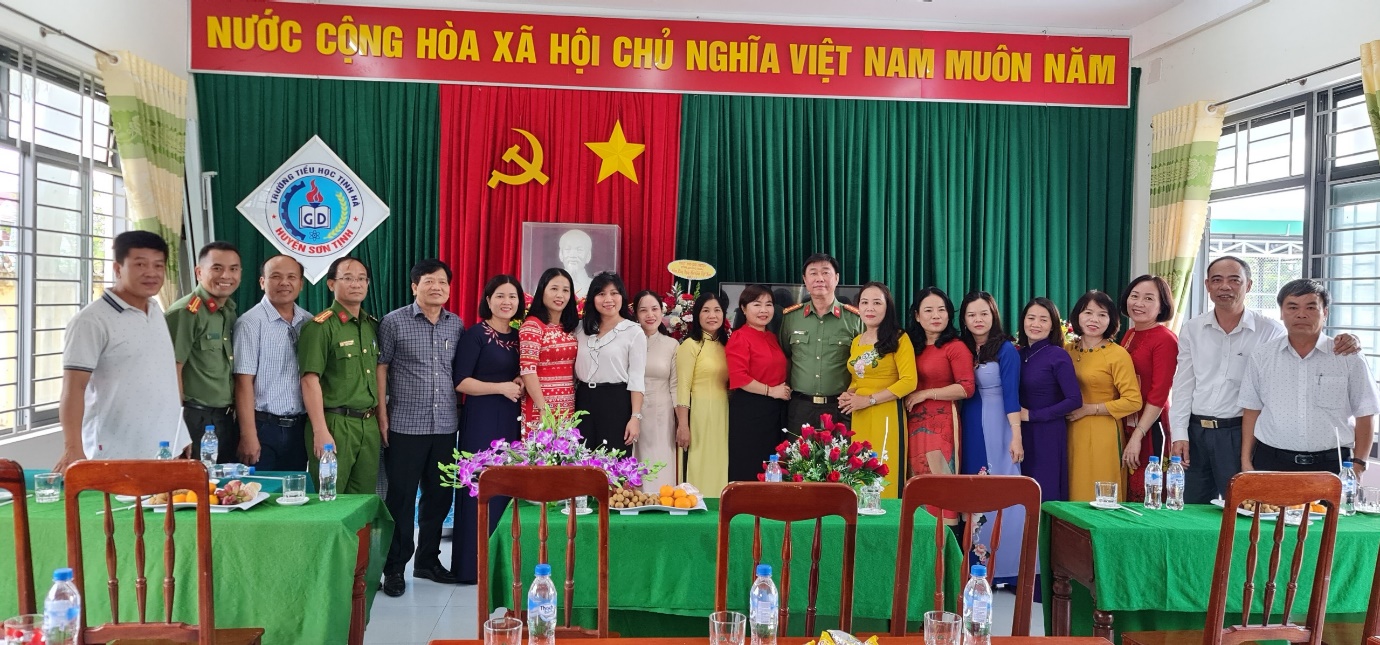 Giám đốc Công an tỉnh thăm, chúc mừng nhà giáo nhân kỷ niệm 40 năm Ngày Nhà giáo Việt Nam 20/11