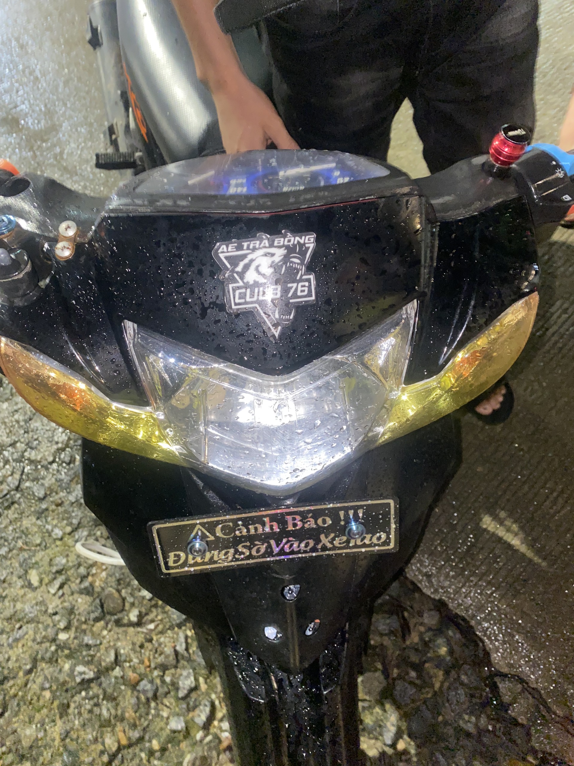 Công an huyện Trà Bồng xử lý xe mô tô gắn bảng chữ “thách thức pháp luật”