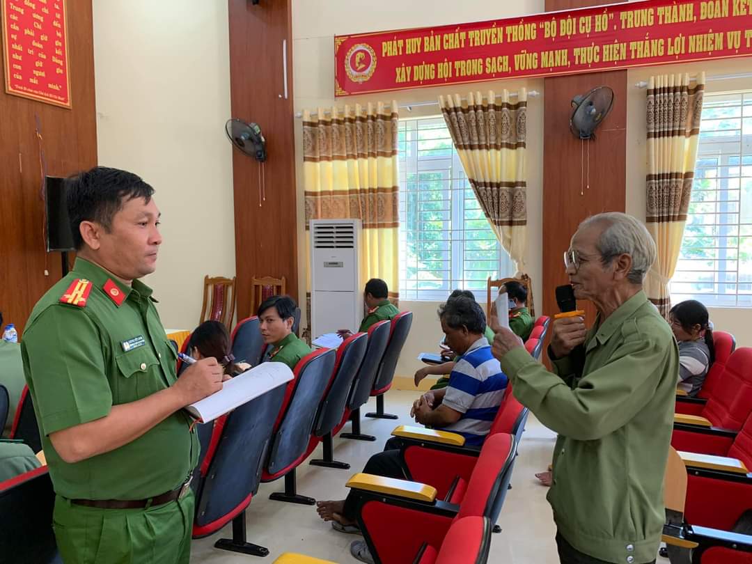 Công an Trà Bồng đẩy mạnh cải cách hành chính để phục vụ Nhân dân tốt hơn