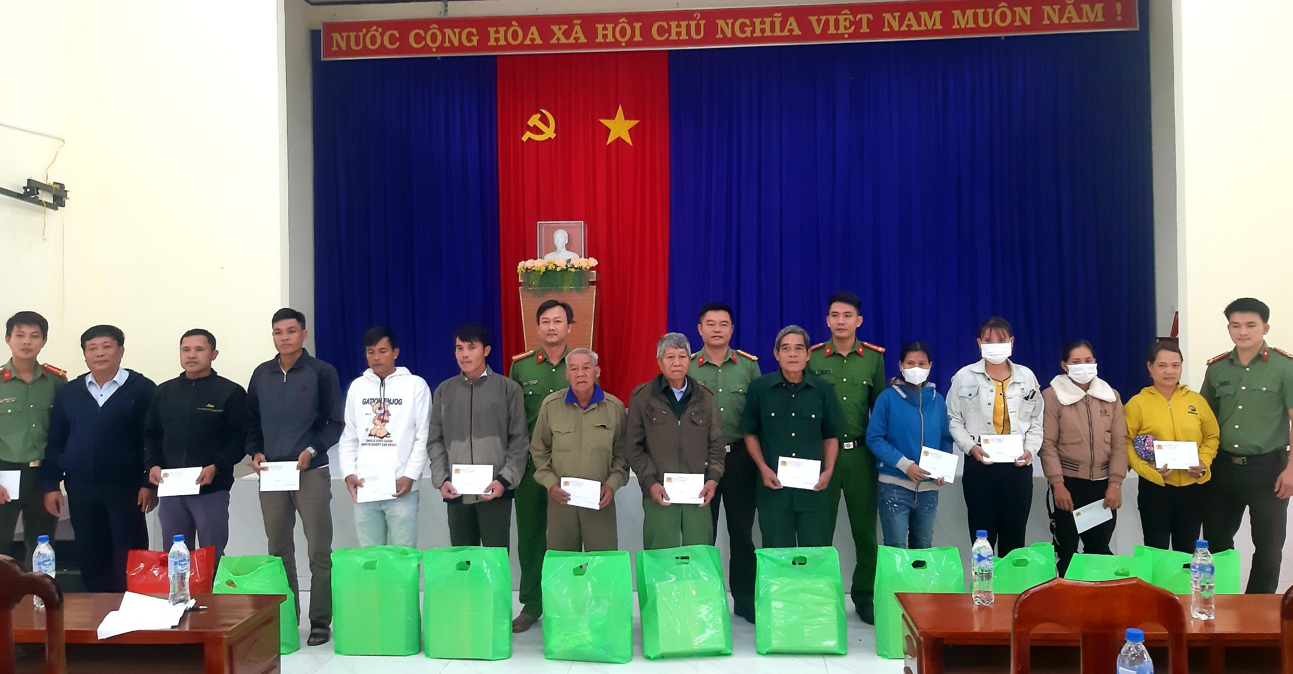 Tuổi trẻ Công an tỉnh Quảng Ngãi hoạt động tình nguyện mùa đông