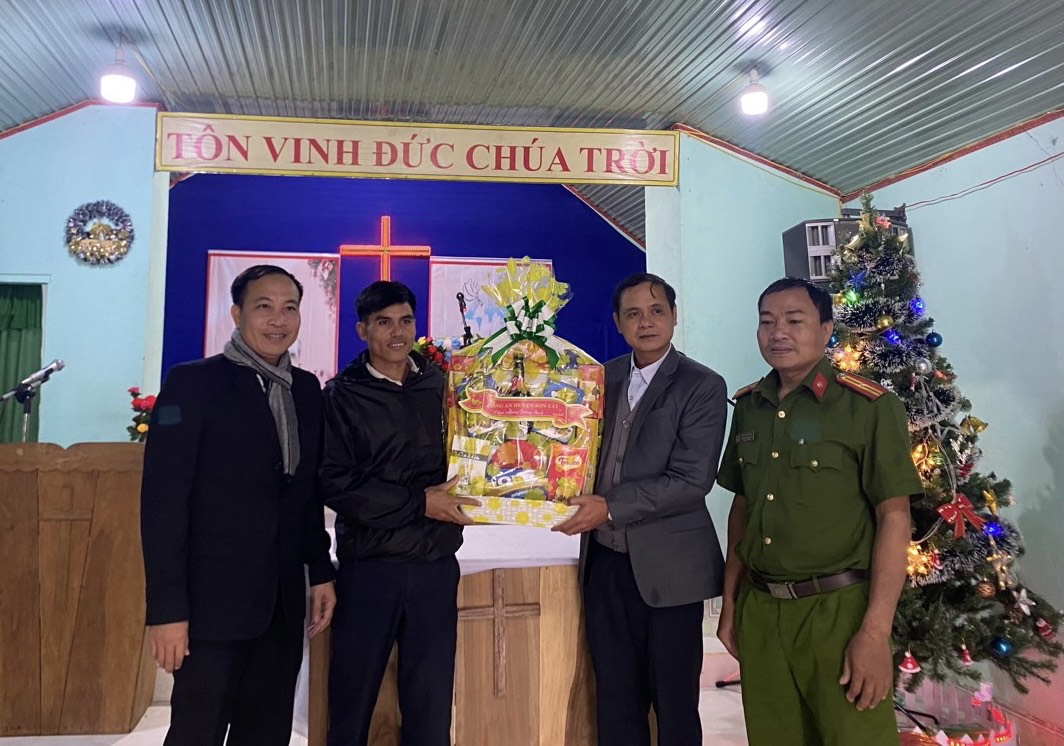 Trưởng Công an huyện Sơn Tây thăm, tặng quà chúc mừng lễ Giáng sinh năm 2022 tại các điểm nhóm Tin lành