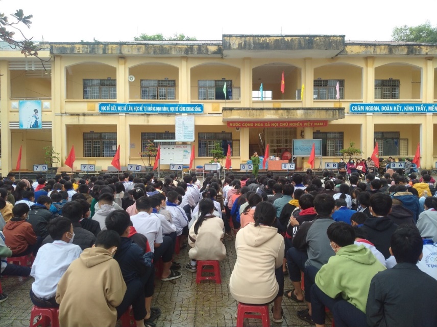 Công an xã Tịnh Thọ tổ chức tuyên truyền pháp luật cho học sinh, giáo viên
