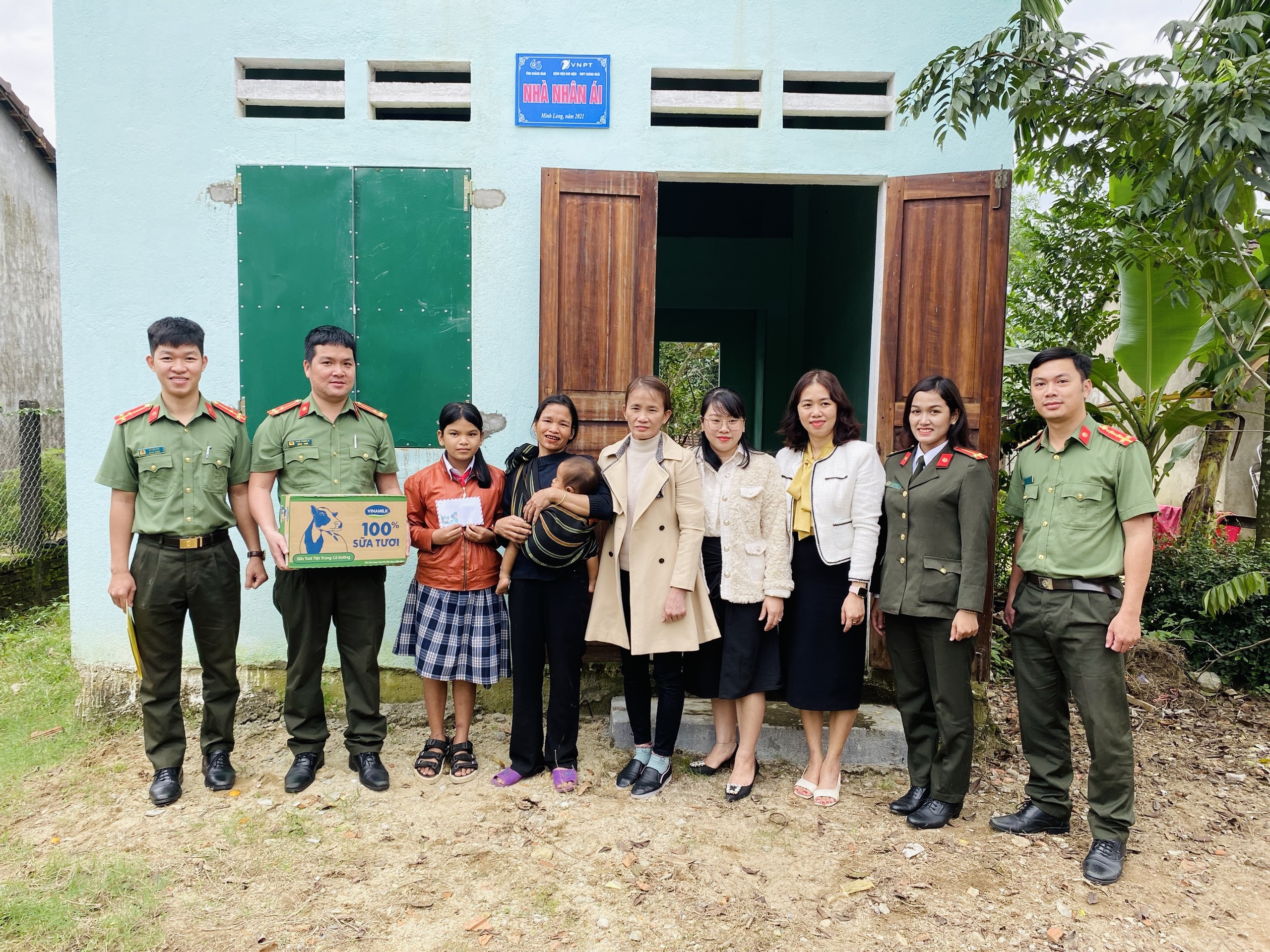 Thăm, tặng quà và tổ chức tuyên truyền kiến thức pháp luật tại trường Trung học cơ sở Long Hiệp, huyện Minh Long