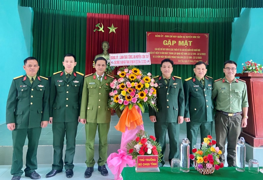 Công an huyện Sơn Tây chúc mừng kỷ niệm 78 năm ngày thành lập Quân đội nhân dân Việt Nam