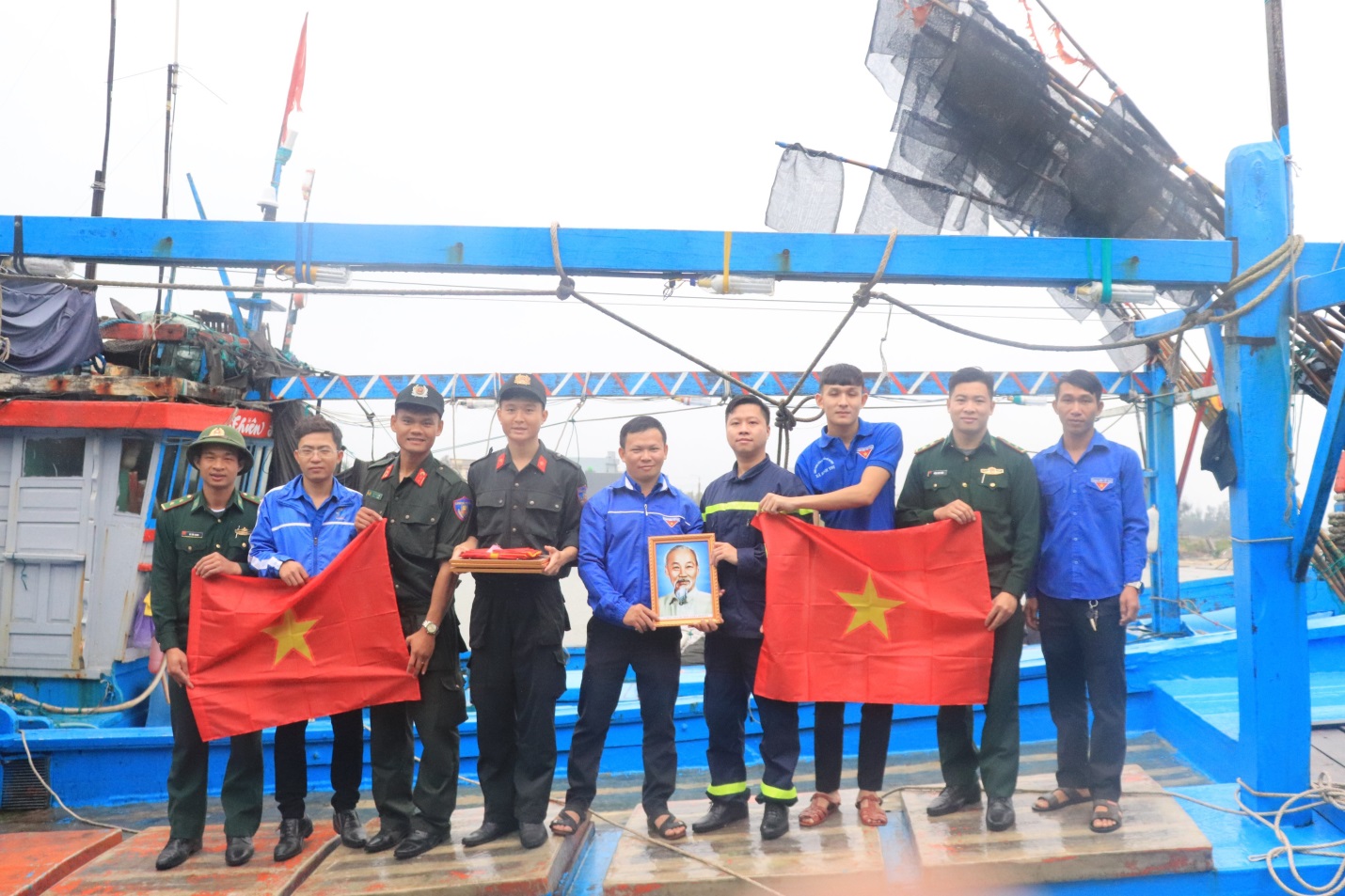 Trao cờ Tổ quốc và ảnh chân dung Chủ tịch Hồ Chí Minh cho ngư dân vươn khơi bám biển