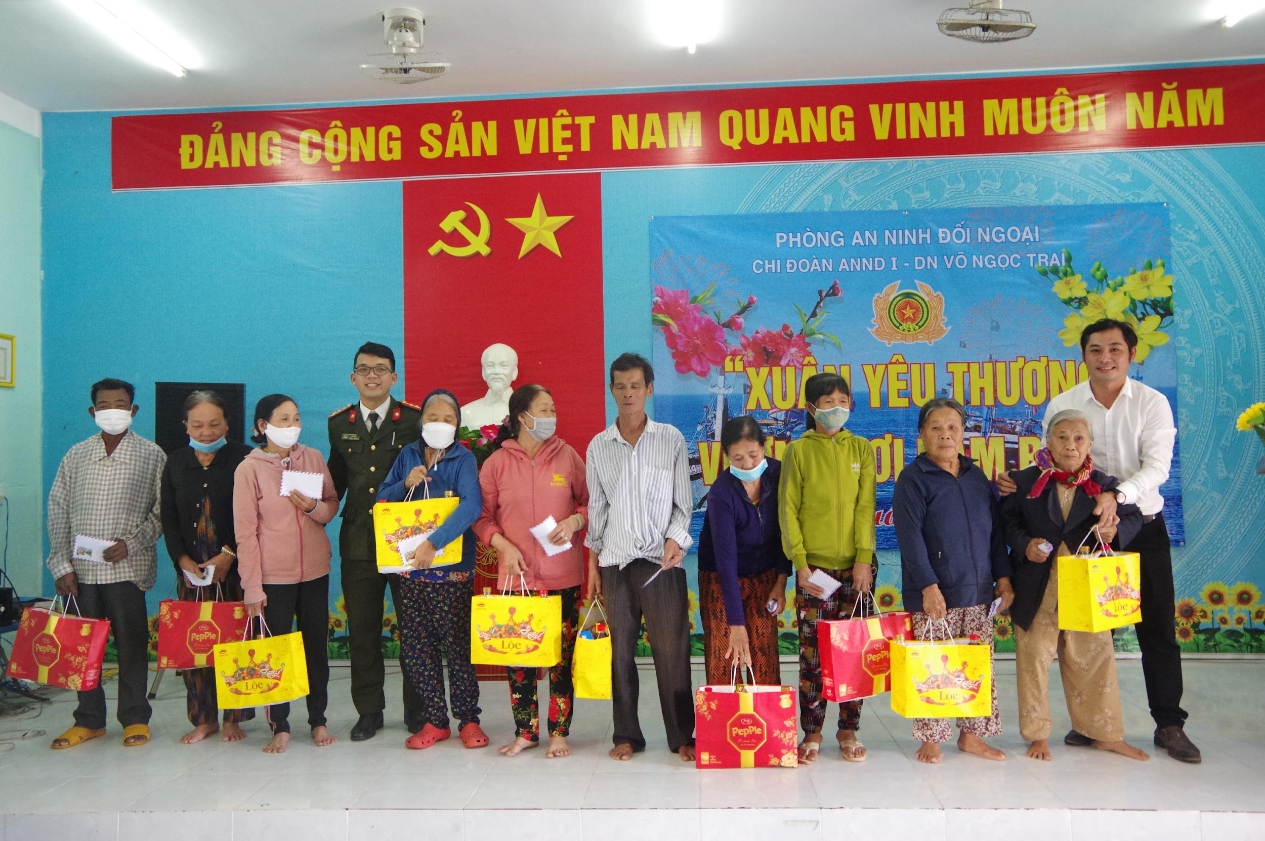 Phòng An ninh đối ngoại phối hợp trao tặng quà Tết cho gia đình ngư dân có hoàn cảnh khó khăn tại xã Bình Thạnh, huyện Bình Sơn