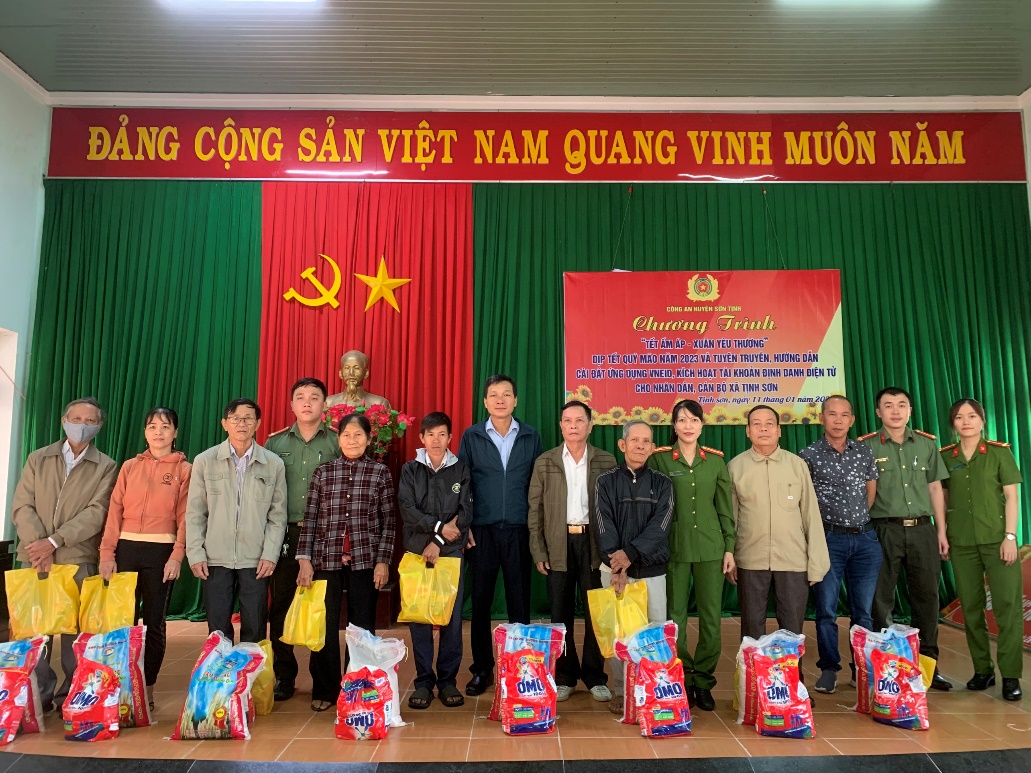Công an huyện Sơn Tịnh tổ chức chương trình Tết và tuyên truyền Đề án 06/CP tại cơ sở