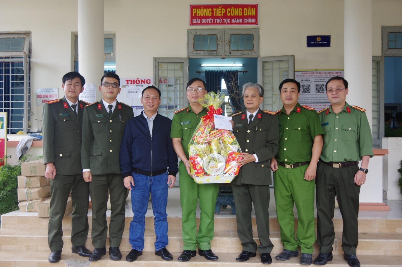 Phòng An ninh đối ngoại thăm tặng quà lực lượng Công an xã Bình Thạnh nhân dịp Tết Nguyên đán Quý Mão 2023