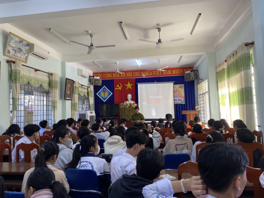 Công an huyện Sơn Tịnh tổ chức tuyên truyền phổ biến giáo dục pháp luật và hướng dẫn cài đặt ứng dụng VNeID tại trường học