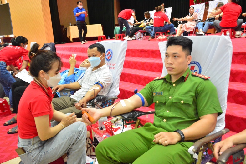 Tuổi trẻ Công an huyện Sơn Tịnh tham gia hiến máu tình nguyện