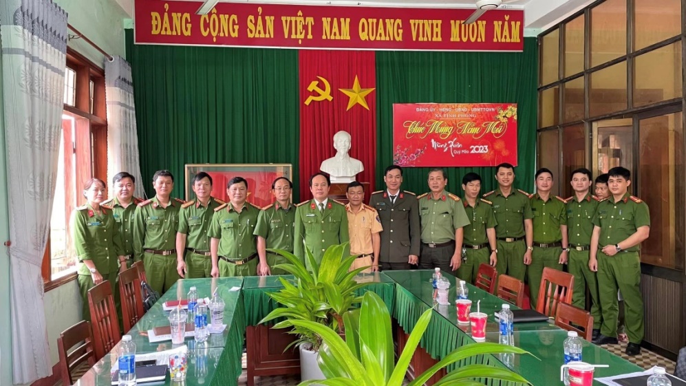 Sơn Tịnh: Lãnh đạo Công an tỉnh thăm và làm việc tại Công an xã Tịnh Phong