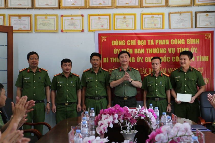 Đồng chí: Đại tá Phan Công Bình – Giám đốc Công an tỉnh về thăm và làm việc với 03 xã của huyện Trà Bồng