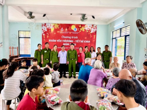 Thăm, tặng quà cho các em thiếu nhi, người già yếu tại Trung tâm bảo trợ xã hội tổng hợp tỉnh Quảng Ngãi