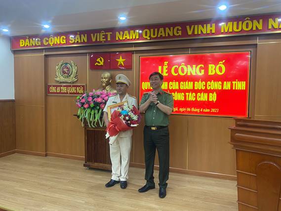 Công bố quyết định điều động đồng chí thượng tá Lương Việt Long - Trưởng Công an huyện Trà Bồng đến nhận công tác và giữ chức vụ Trưởng phòng Tham mưu