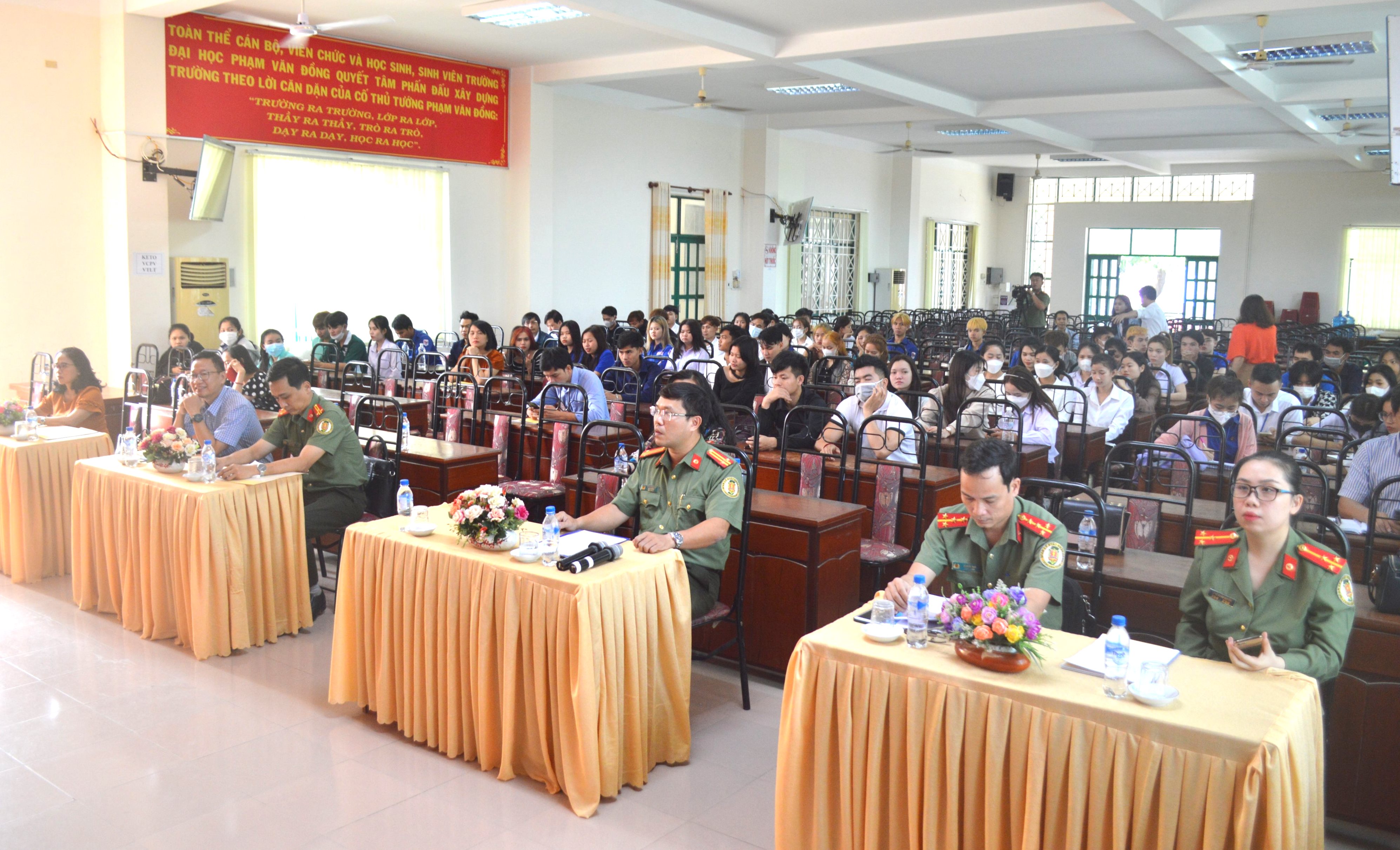 Tuyên truyền, phổ biến pháp luật về xuất nhập cảnh cho lưu học sinh Lào