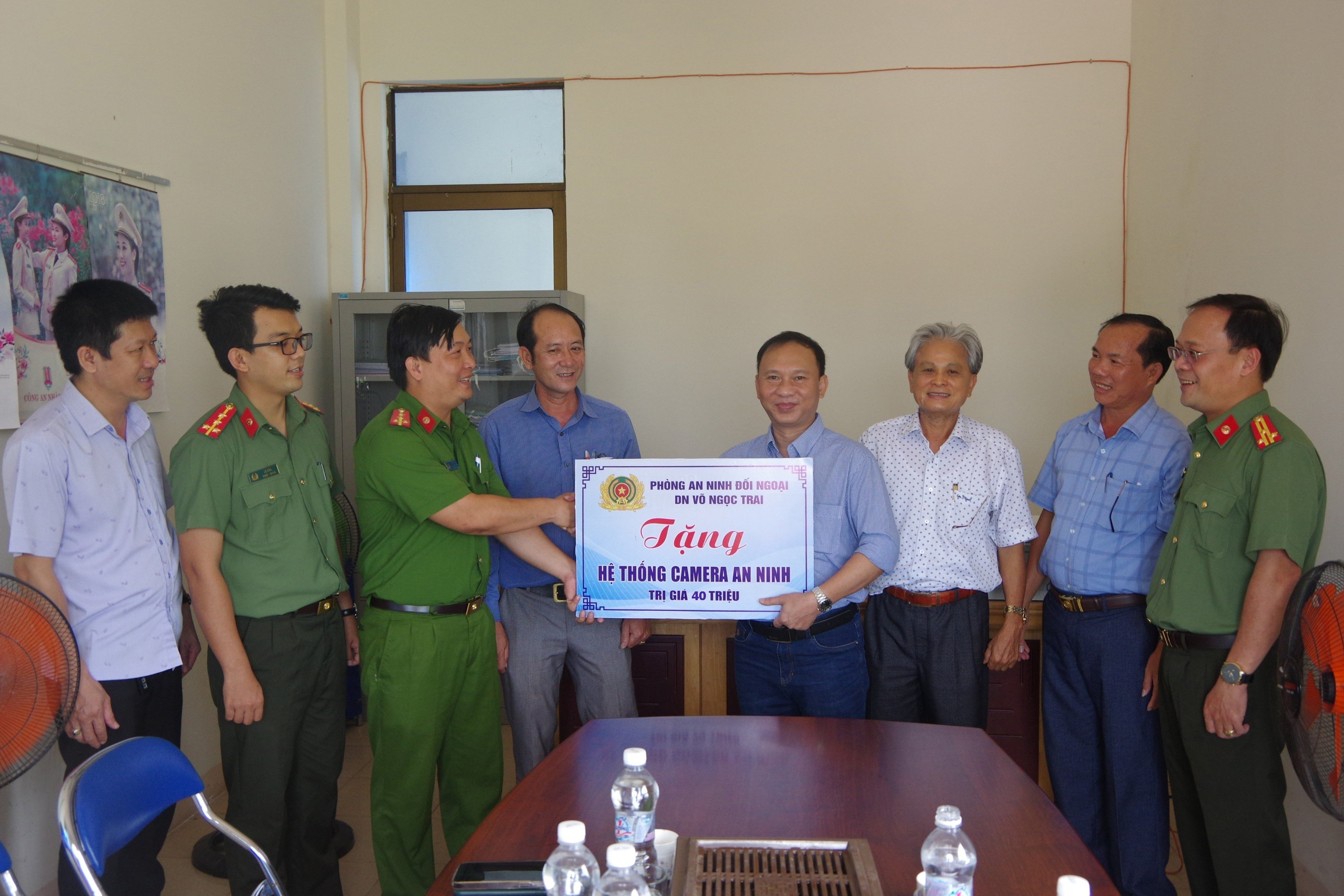 Phòng An ninh đối ngoại tặng kinh phí lắp đặt camera an ninh cho Công an xã Bình Thạnh, huyện Bình Sơn