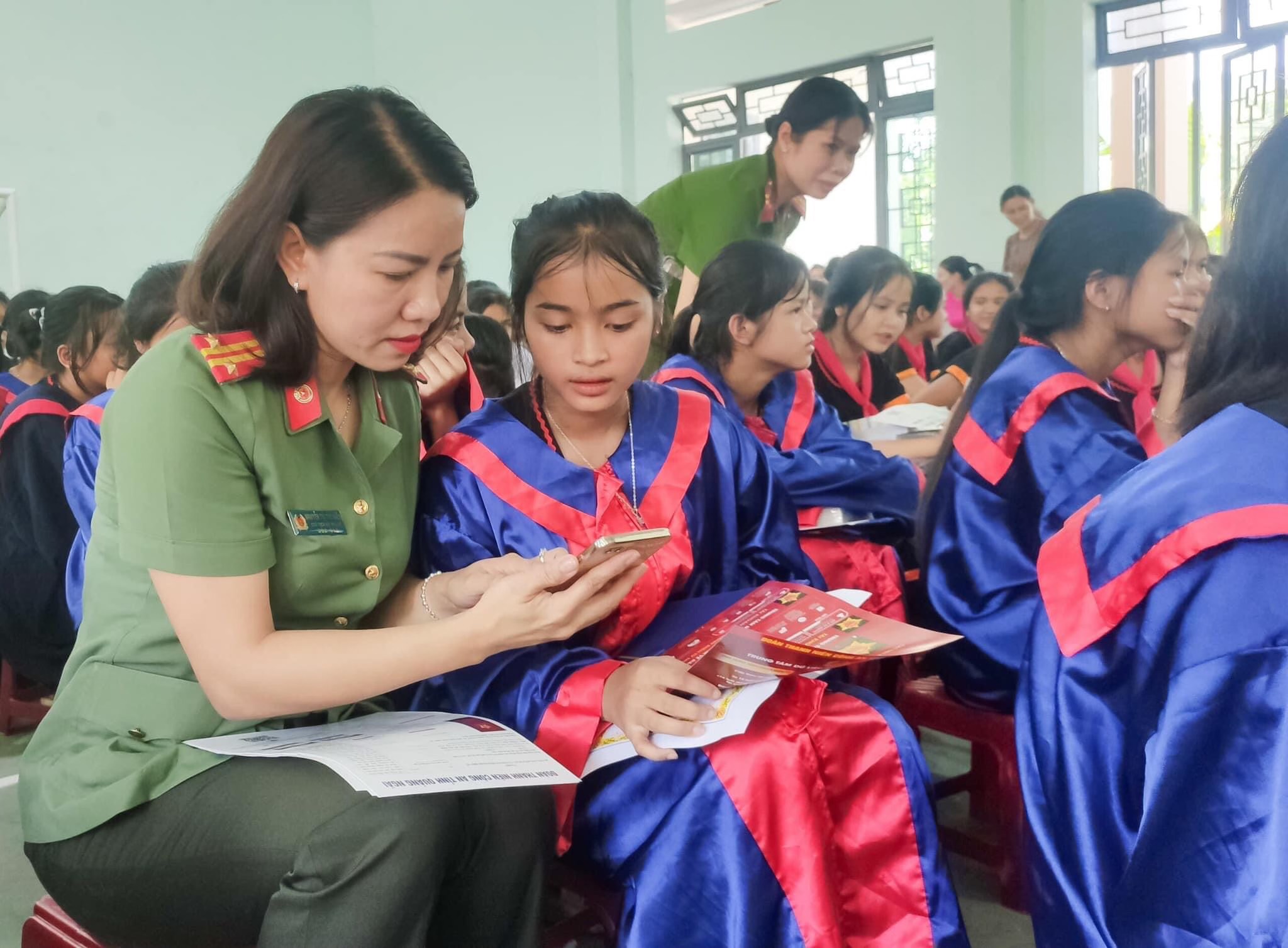 Cụm thi đua Phụ nữ lực lượng vũ trang tỉnh tổ chức trao học bổng cho học sinh nghèo vượt khó năm học 2022 - 2023 và tuyên truyền thực hiện Đề án 06/CP