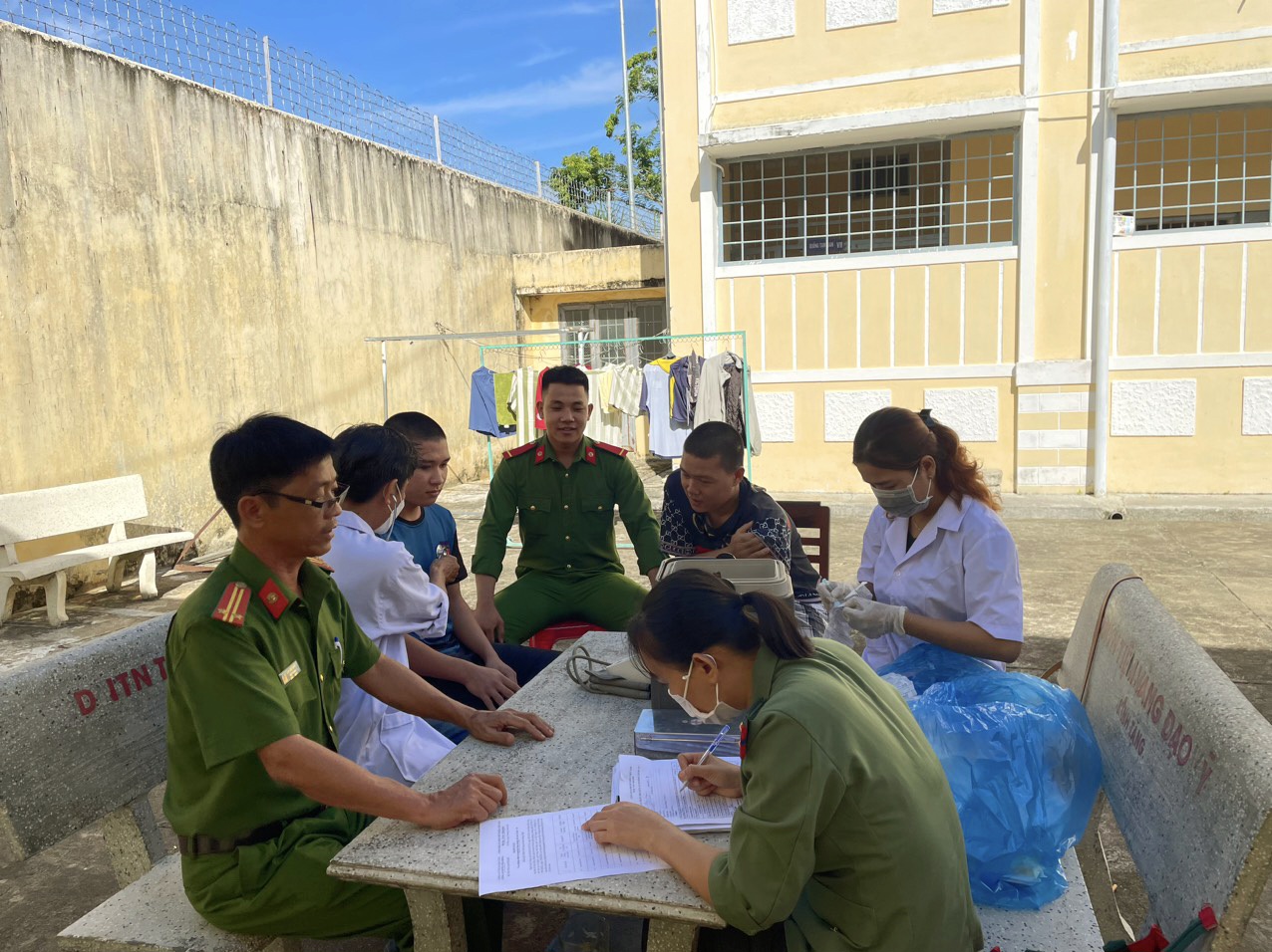 Công an huyện Trà Bồng tổ chức tiêm vắc xin phòng chống dịch COVID-19 cho can, phạm nhân