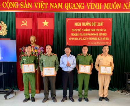 Chủ tịch UBND huyện Sơn Tây khen thưởng đột xuất trong đấu tranh phòng, chống tội phạm
