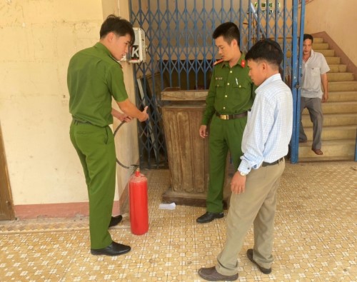 Công an huyện Sơn Tây kiểm tra công tác phòng cháy, chữa cháy phục vụ Kỳ thi tốt nghiệp THPT năm 2023