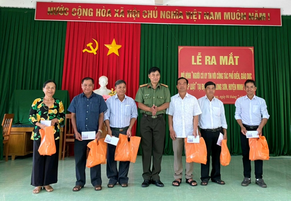 Phòng An ninh nội địa tổ chức hoạt động tình nguyện tại xã Long Sơn, huyện Minh Long