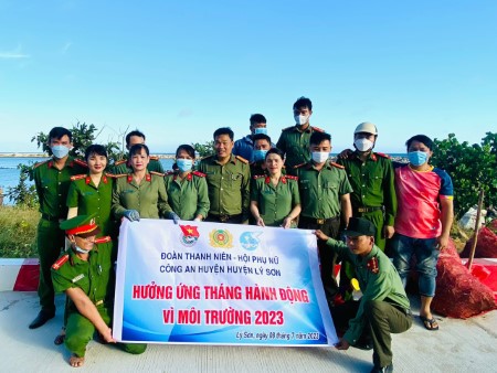 Công an huyện Lý Sơn: Hội phụ nữ và Đoàn thanh niên ra quân Tháng hành động vì môi trường năm 2023