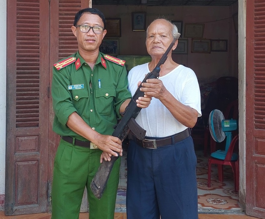 Lãnh đạo Công an huyện Trà Bồng trực tiếp vận động lão thành cách mạng giao nộp vũ khí quân dụng