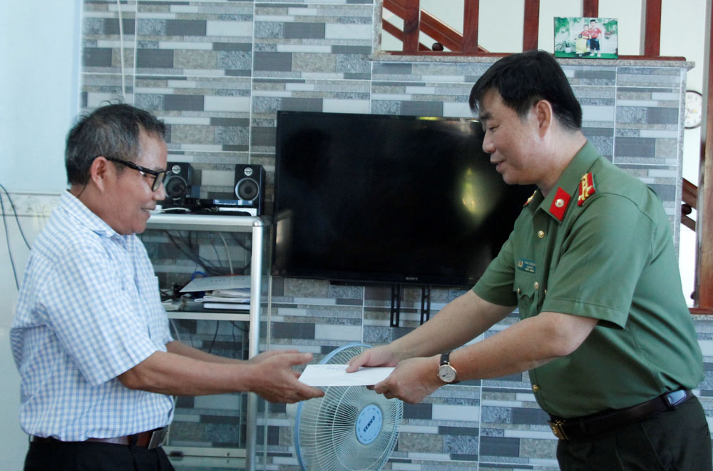 Đại tá Phan Công Bình, Ủy viên BTV Tỉnh ủy, Giám đốc Công an tỉnh thăm, tặng quà gia đình chính sách ở huyện Sơn Tịnh