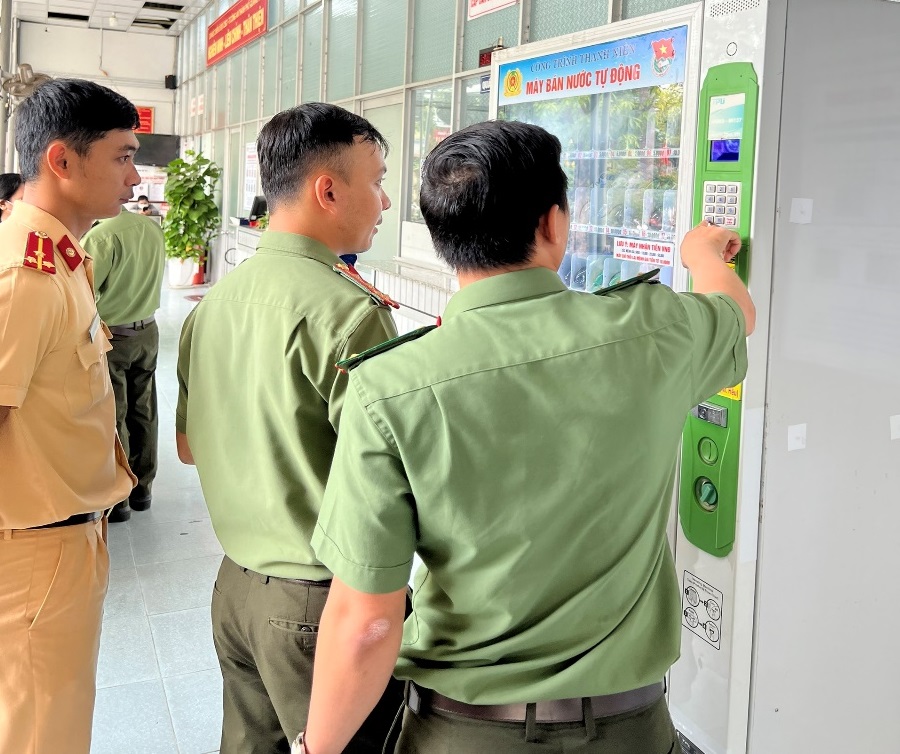Đoàn Thanh niên Công an thành phố Quảng Ngãi ra mắt công trình “Máy bán nước tự động”