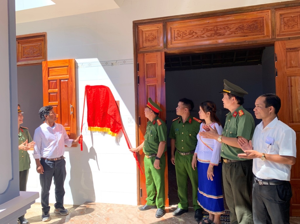 Công an tỉnh trao tặng nhà nghĩa tình đồng đội cho 02 cán bộ công an xã ở huyện Trà Bồng