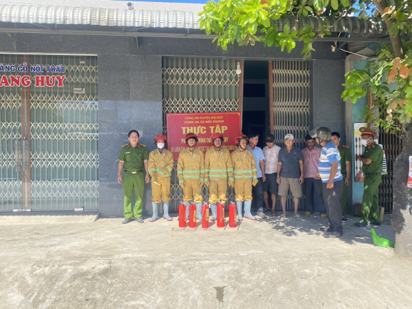 Mộ Đức: Xã Đức Phong tổ chức thực tập phương án phòng cháy, chữa cháy cho Tổ liên gia an toàn về phòng cháy, chữa cháy