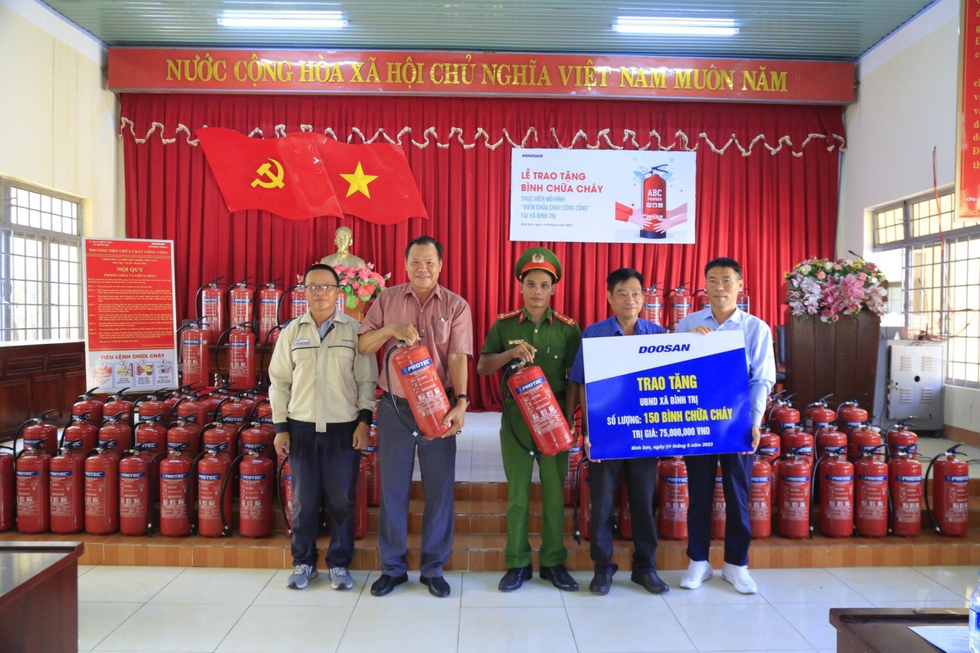 Trao tặng 150 bình chữa cháy cho xã Bình Trị, huyện Bình Sơn