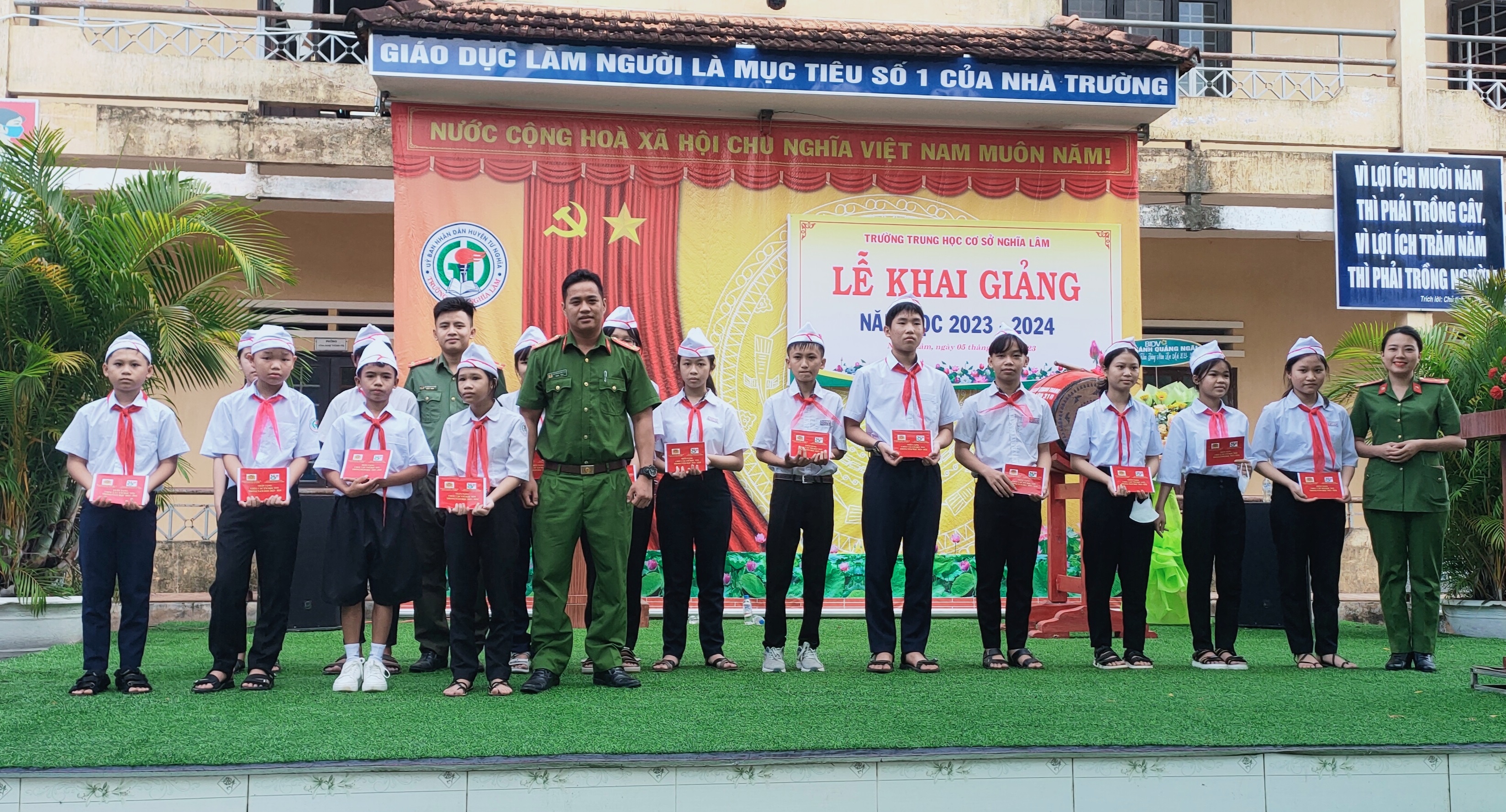 Đoàn Thanh niên Công an huyện Tư Nghĩa thăm tặng quà các em học sinh có hoàn cảnh khó khăn nhân dịp khai giảng năm học mới