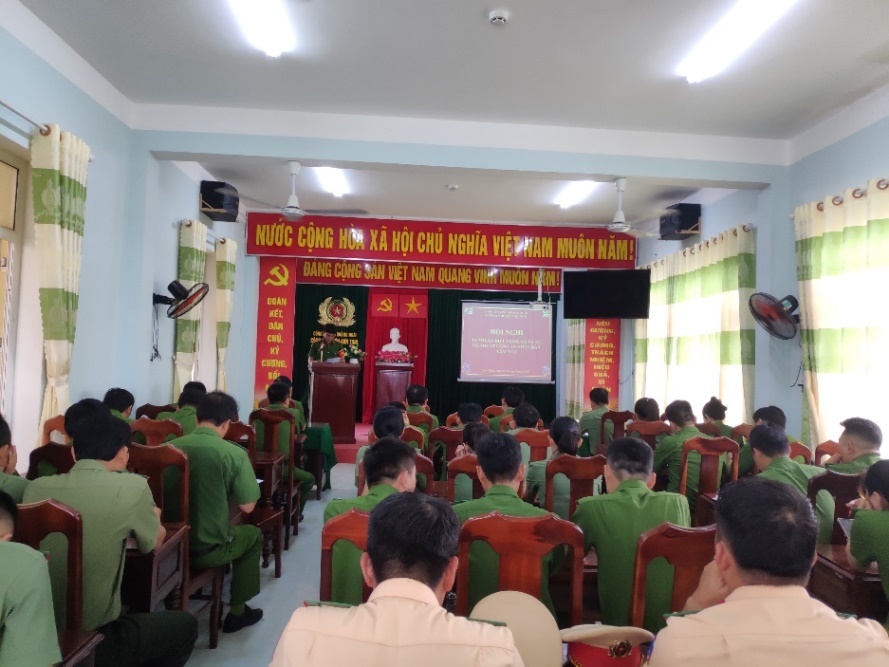Công an huyện Sơn Tịnh tổ chức tập huấn điều lệnh, quân sự, võ thuật Công an nhân dân năm 2023