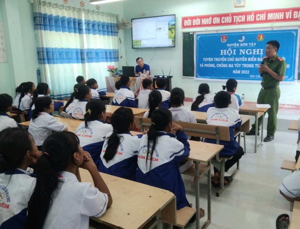 Công an xã Sơn Liên tuyên truyền về phòng, chống ma túy cho học sinh