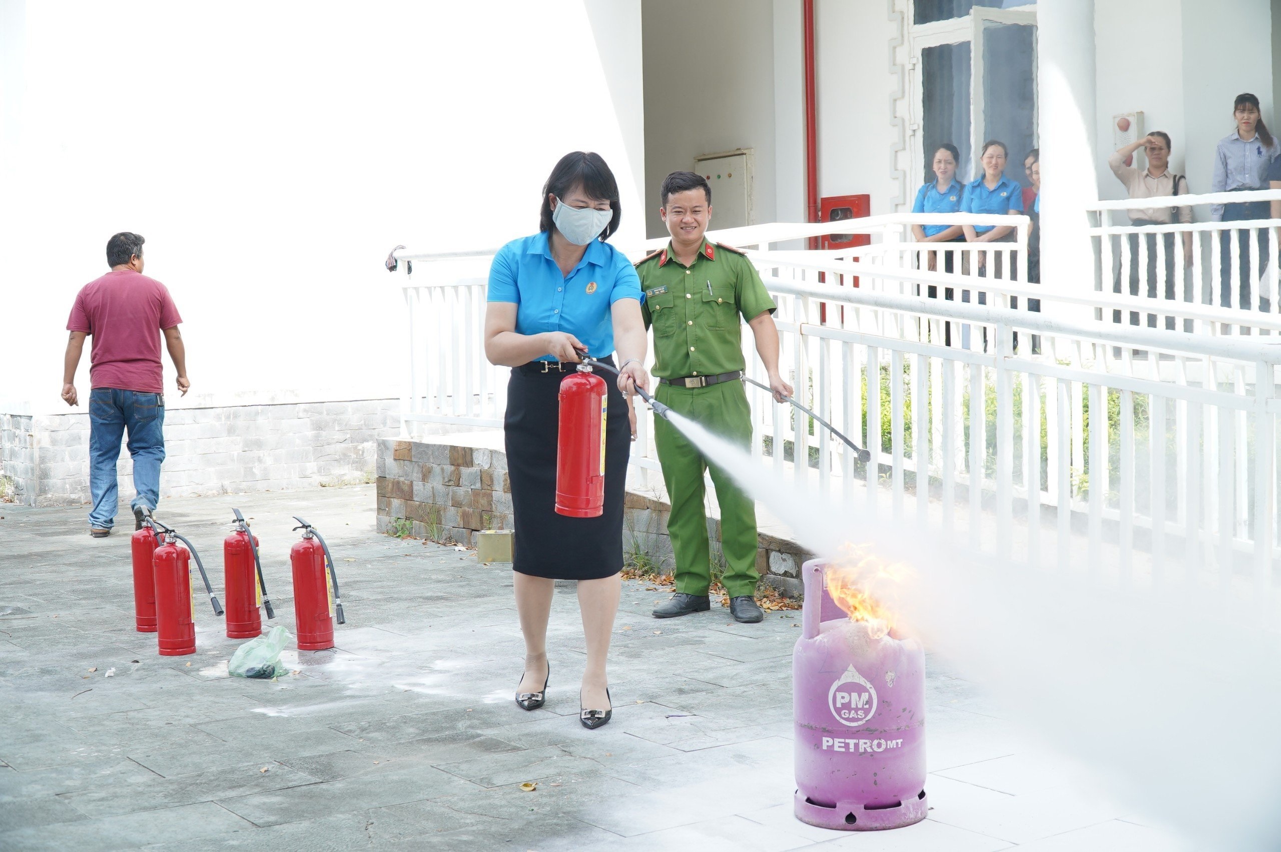 Sơn Tịnh: Tập huấn công tác phòng cháy, chữa cháy và cứu nạn, cứu hộ cho công nhân viên chức lao động
