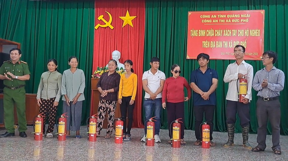 Trao bình chữa cháy xách tay cho 30 hộ nghèo xã Phổ Nhơn