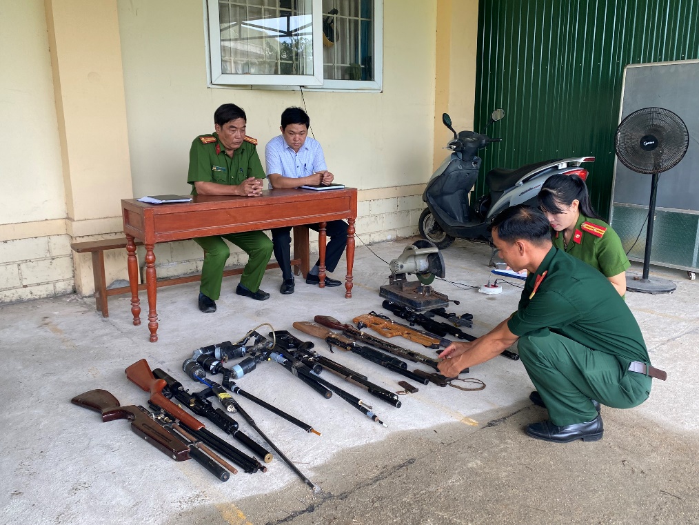 Công an huyện Sơn Tịnh tổ chức tiêu hủy vũ khí, vật liệu nổ, công cụ hỗ trợ