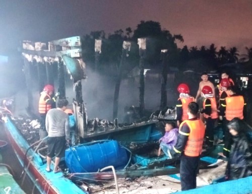 Bình Sơn: Cháy 02 tàu cá ở bến neo đậu Cây Bàng