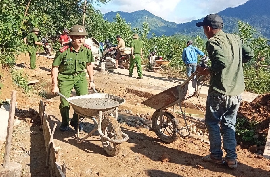 Công an xã Trà Hiệp, huyện Trà Bồng chung tay góp phần xây dựng nông thôn mới