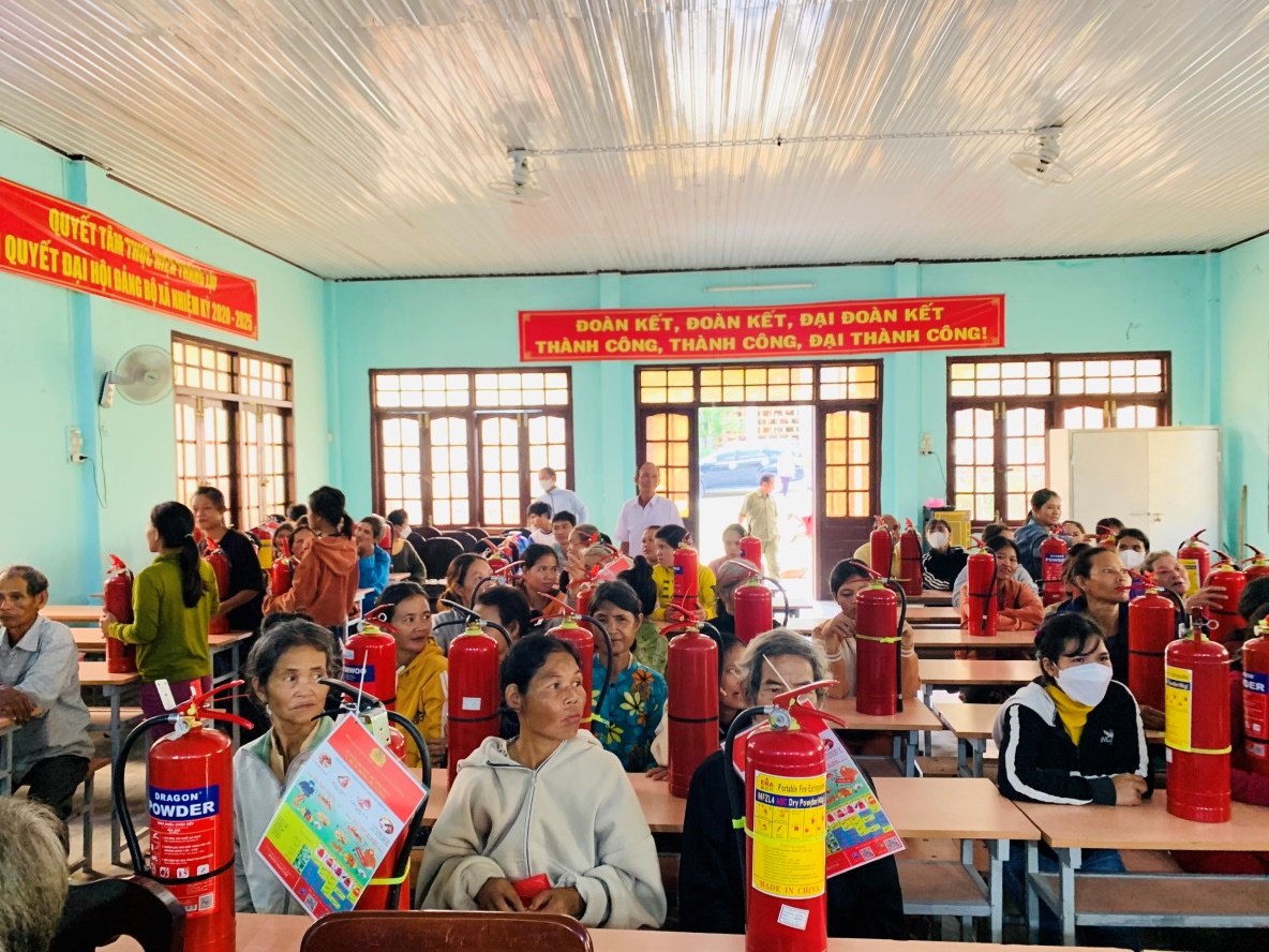 Công an tỉnh tặng 100 bình chữa cháy cho hộ nghèo xã Trà Sơn