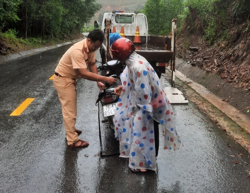 Hành động đẹp của Cảnh sát giao thông huyện Trà Bồng: “Ấm áp giữa ngày mưa”