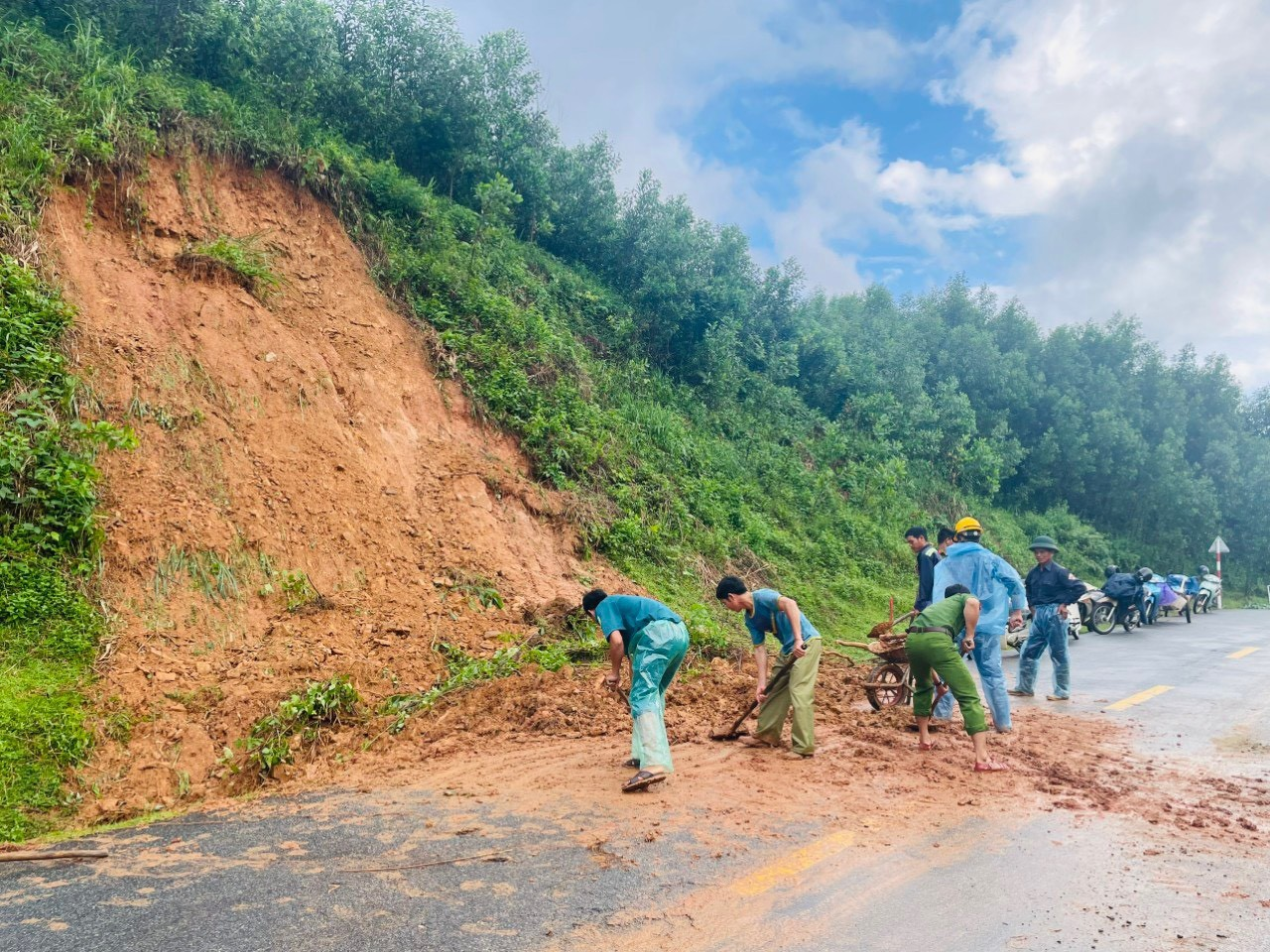 Công an huyện Ba Tơ khẩn trương giúp dân khắc phục hậu quả lũ, lụt trên địa bàn