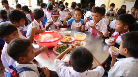 Chăm lo bữa ăn cho học sinh tại huyện miền núi Sơn Tây